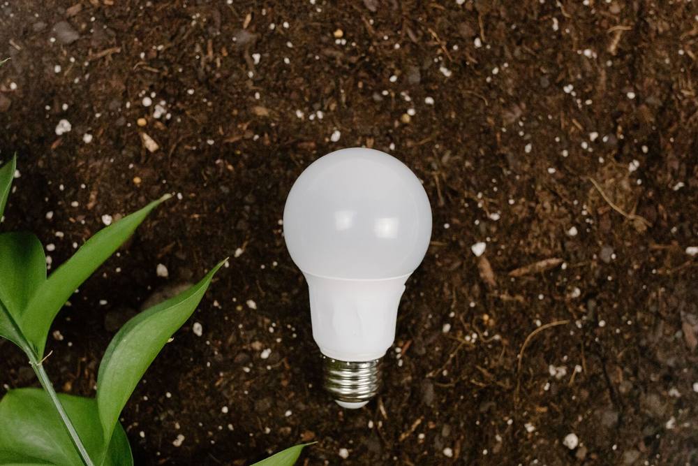 Energy-efficient LED bulb