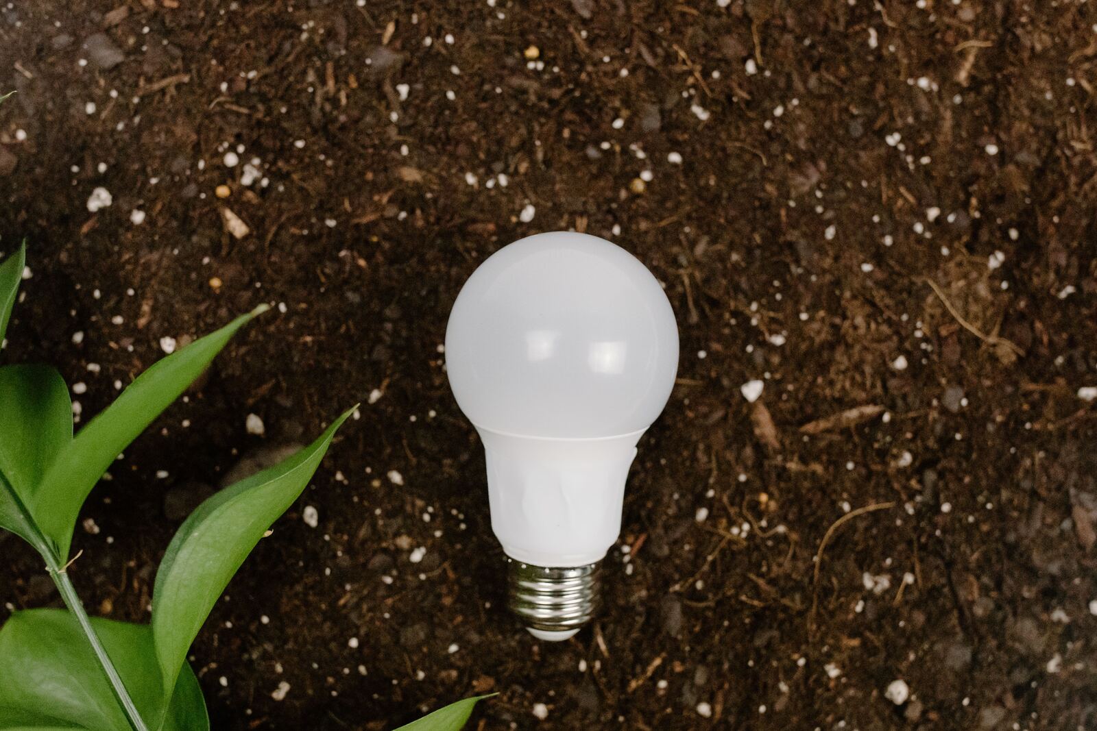 Energy-efficient LED bulb